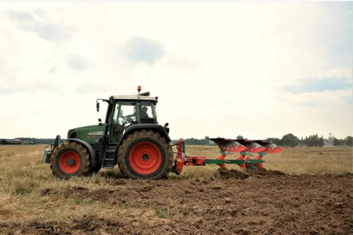 Pług obracalny z zabezpieczeniem resorowym