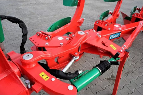 Pług obracalny z zabezpieczeniem resorowym